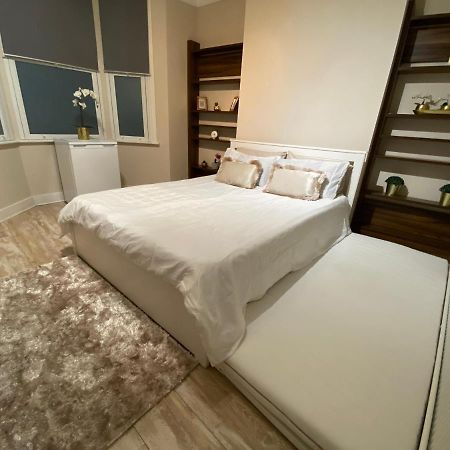 Private Rooms In Excellent Family House ,Zone 2 Londýn Exteriér fotografie